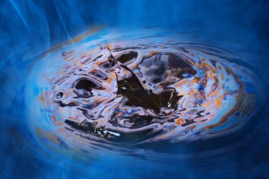 Mavi gizemli sisli vahşi yaşam konsepti etrafında gizemli bir sonbahar nehrine düşen damla.