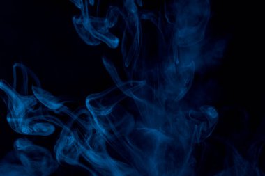 Esmer bir arka planda gizemli mavi buhar. Heyecan verici sigara içme konsepti.