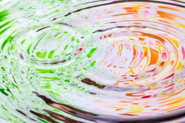 parlak sonbahar ve yaz renkleri suyun yüzeyine yansıyor heyecan verici bir soyutlama