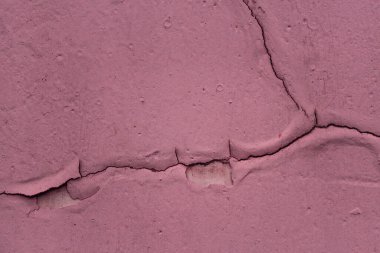 Tasarım için kısmen soyulmuş bir binanın çatlamış eski duvarı