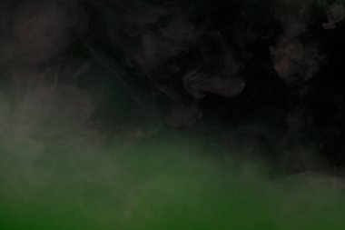 Esmer arka planda yeşil ve gizemli sigara dumanı. Heyecan verici soyutlama konsepti.