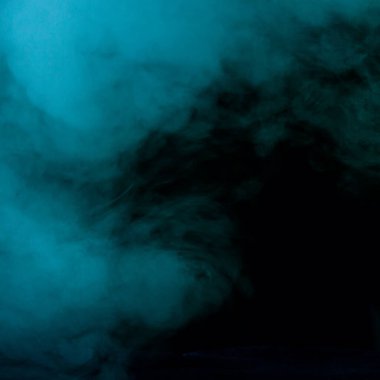Karanlık bir arka plandaki bulut gibi kalın buhar esrarengiz ve nefes kesici.