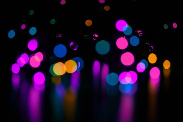 Luces Mágicas Guirnaldas Desenfoque Reflejado Superficie Brillante Navidad Concepto Año — Foto de Stock