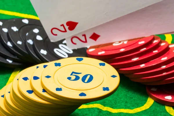 Speelkaarten Vielen Heldere Zuilen Van Chips Voor Poker Het Concept — Stockfoto