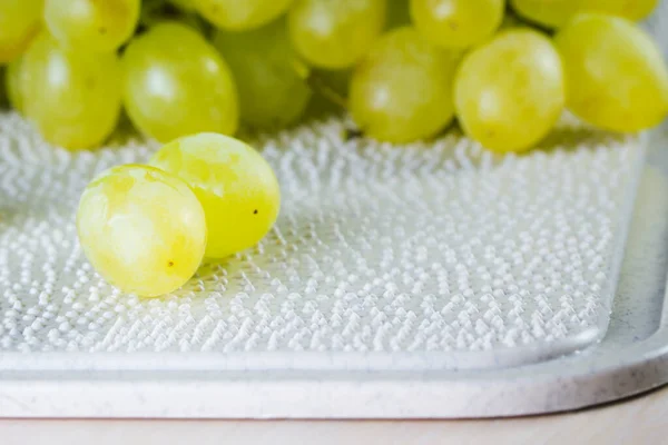 Raisins Blancs Sucrés Sains Sur Une Planche Plastique Avec Boutons — Photo