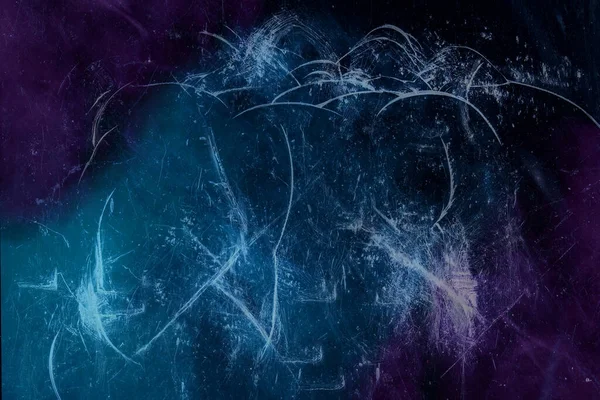 Gizemli kırık camlar, çok renkli sigara buharı ve mistik bir soyutlamanın arka planında.