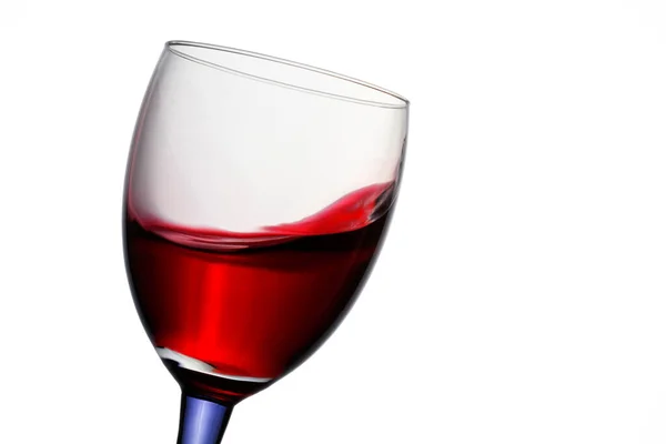 Сладкий Алкогольный Напиток Аппетитное Красное Вино Брызг Стакан Белом Фоне — стоковое фото