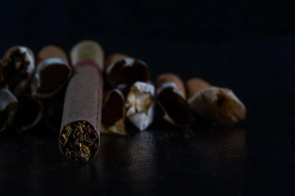 Zblízka Cigarety Tabákem Rozmazaném Pozadí Ošklivé Hrozné Cigaretové Nedopalky Koncept — Stock fotografie