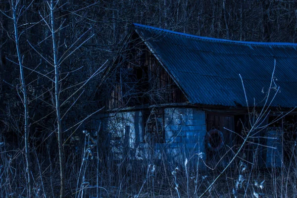 Vieille Maison Abandonnée Avec Une Porte Ouverte Sur Grenier Nuit — Photo