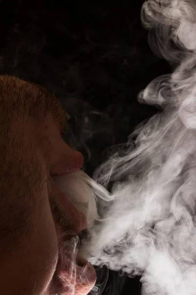 在黑暗的背景下 从吸烟者的口中喷出蒸汽 这就是抵制尼古丁成瘾的概念 — 图库照片