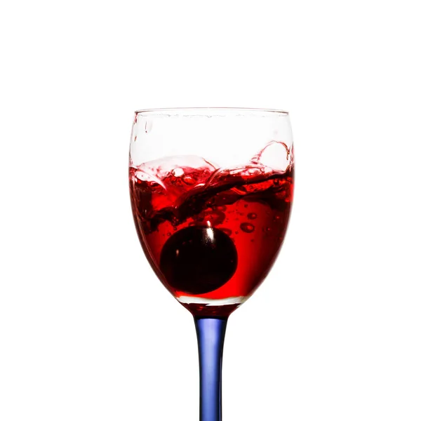 Spritzer Rotwein Einem Glas Mit Trauben Und Rotwein Auf Einem — Stockfoto