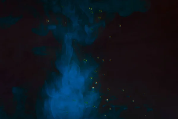 Niebieski Dym Ciemnej Wodzie Jasnymi Bąbelkami Fantastyczna Abstrakcja — Zdjęcie stockowe