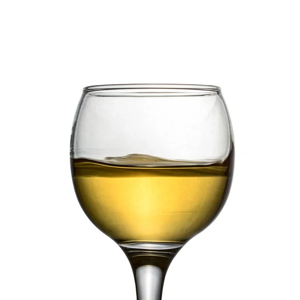 Wino Szklanym Przezroczystym Kielichu Wyizolowanym Białym Tle Niewielkim Pluskiem Powierzchni — Zdjęcie stockowe