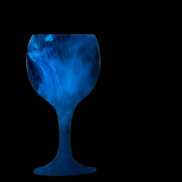 Glas Wein Aus Blauem Zigarettendampf Betörende Wolke Auf Schwarzem Hintergrund — Stockfoto
