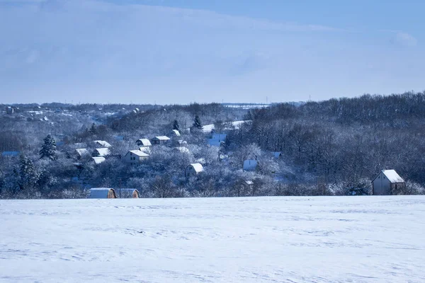 Kışın Karlı Bir Çölün Arkasında Masmavi Bir Gökyüzünün Altında Köy — Stok fotoğraf