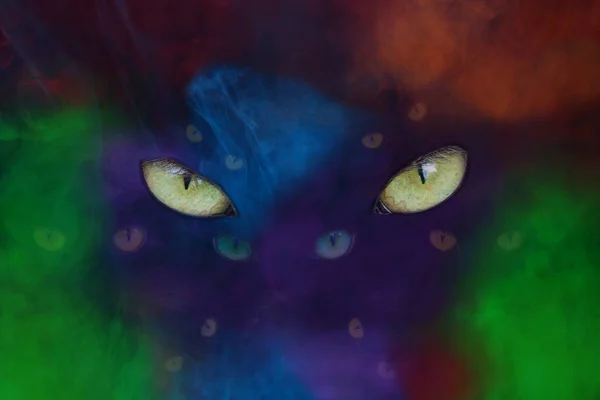 Hayalet 'in büyük sarı gözleri sanatsal ve çok renkli kalın bulutları kapatıyor. Gizemli soyut cadılar bayramı kavramı.