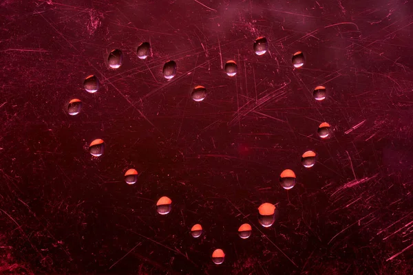 Corazón Brillantes Gotas Agua Sobre Fondo Rojo Oscuro Con Arañazos —  Fotos de Stock