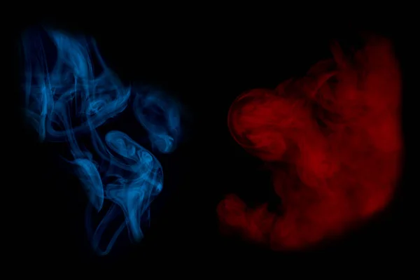 由红色和蓝色的香烟蒸气在深色背景下形成的迷人图案为设计吸烟概念提供了参考 — 图库照片