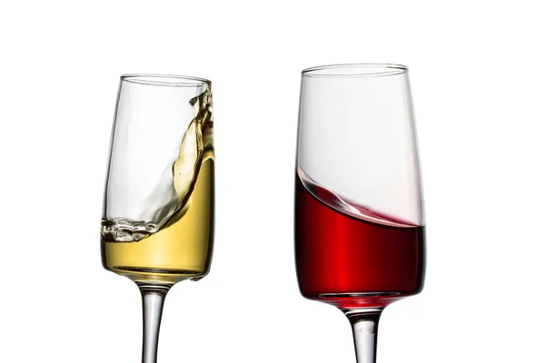デザインアルコールのコンセプトのためのエレガントな背の高いメガネのオブジェクトで赤と白のワインの魅力的なスプラッシュ — ストック写真