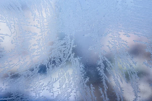 明亮冻结的窗户上的魔法和薄冰图案关闭了设计的自然概念背景 — 图库照片