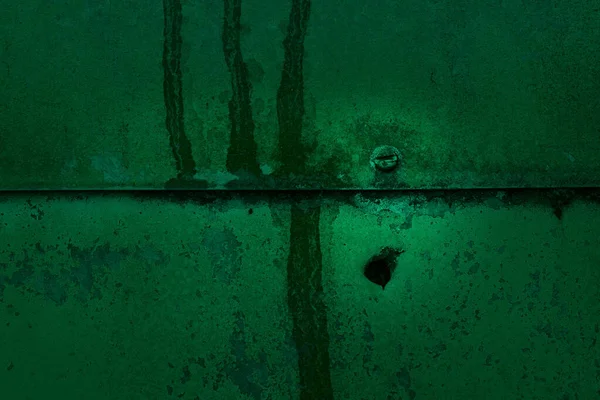 Geheimnisvolle Grüne Oberfläche Einer Alten Metallpfeife Nahaufnahme Mit Einem Dunklen — Stockfoto