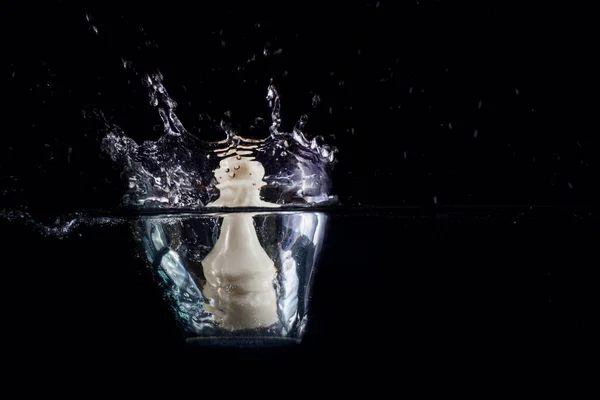 Biały Pionek Szachowy Zniekształcony Pięknej Koncepcji Splash Wody Biznesu Gier — Zdjęcie stockowe