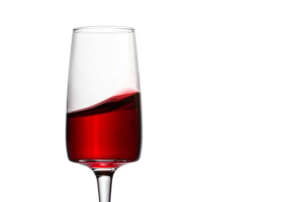 赤いワインのスプラッシュ薄い茎に美しい透明なガラスのブドウから作られた明るいアルコール飲料 — ストック写真