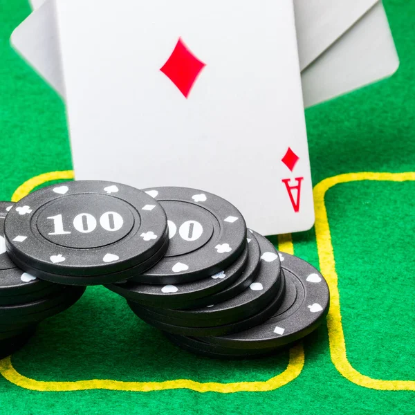 Boog Van Poker Chips Tegen Achtergrond Van Een Vallende Aas — Stockfoto