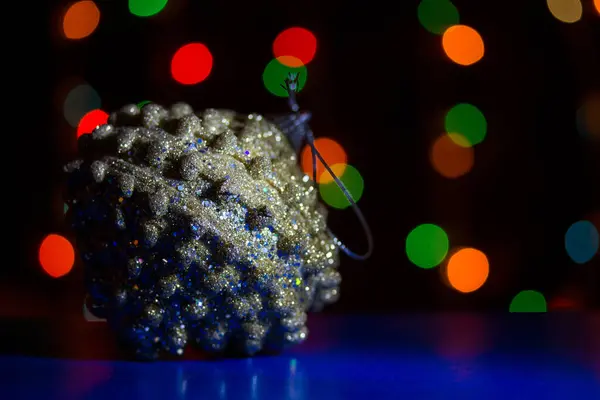 Pırıl Pırıl Parlayan Noel Oyuncağı Arka Plandaki Bulanık Işık Çelenklerinin — Stok fotoğraf