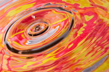 Suya düşen sonbahar düşüşü büyüleyici bir soyutlama sezonun güzelliğini yansıtıyor.