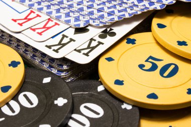 Poker fişleri geçmişi ve bir deste iskambil kağıdından çıkmış dört papazın birleşimi. Bir kumarhane konsepti ve popüler bir masa oyunu.