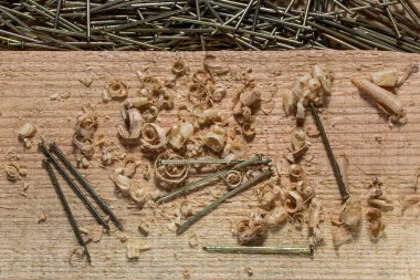 İş yeri ahşap talaşı, çivi endüstrisi ve araç gereç konseptini kapat