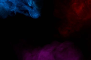 Mavi kırmızı ve mor sigara buharı hayalet desenleri büyülüyor. Tasarım için renkli sigara kavramı soyutlaması.