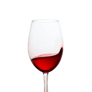 Beyaz arka planda bir bardak şarap üzümlerden yapılmış parlak kırmızı bir alkollü içecek.