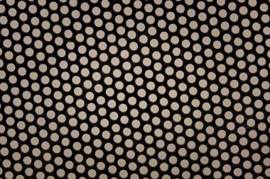 Tasarım için gri arkaplan üzerinde yuvarlak delikleri olan koyu plastik dokusu