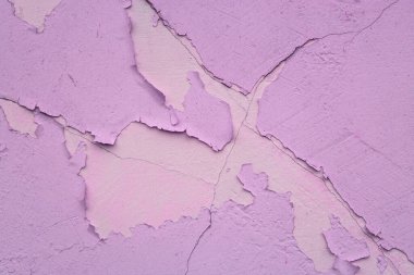 Parlak mor boya. Tasarım için eski bir binanın arka planında kısmen soyuluyor.