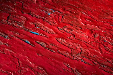 fantastik kırmızı ahşap dokusu, tasarım için heyecan verici boya kalıplarıyla eğik bir şekilde kaplıdır.