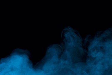 Esmer arka plan kavramı olan sigara ve cadılar bayramı üzerine mistik mavi buhar