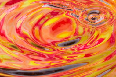 Su yüzeyinde parlak bir sonbahar girdabı yansıtıcı renkte boyalar büyülü mevsimin heyecan verici bir soyutlaması.