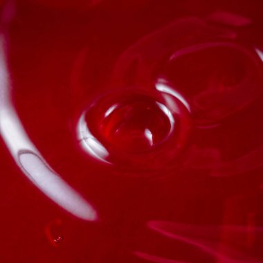 Kırmızı şarabın yüzeyi. Alkollü içecek kavramına yakın.