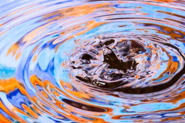 Suluboya, heyecan verici ve güzel bir soyutlamayı yansıtan suya parlak bir sıçrama yapar.