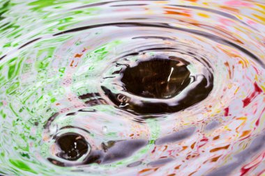 parlak suluboya suyun yüzeyine yansıyor güzel soyutlama ve sıçrama