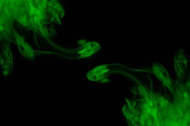 Sigara buharından oluşan yeşil mistik desenler sigara içme kavramını kapatır