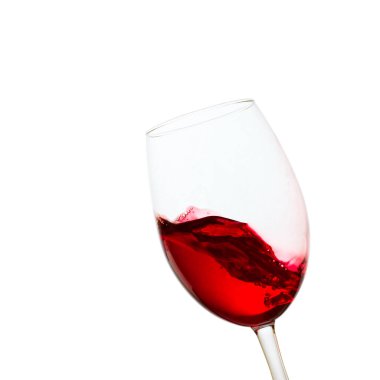 Beyaz arka planda kırmızı şarap kadehi parlak bir alkollü içecek sağlık için iyidir.