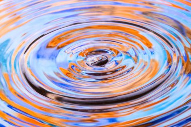 Suyun yüzeyine yansıyan parlak sonbahar soyutlaması çok güzel.