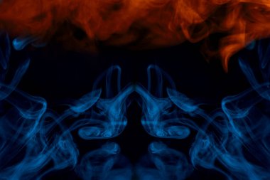Sigara buharı mavi ve turuncu renkli çok renkli bulutların fantastik desenleri sigara içme konsepti için bir alev soyutlaması gibi.