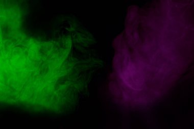 yeşil ve mor sigara buharı koyu bir arka planda sigara dumanı kavramı mistik soyutlama tasarım için