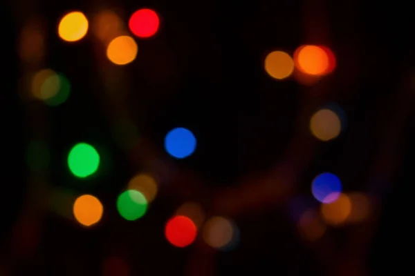 Encantadora Noite Natal Luzes Borradas Guirlandas Close Conceito Fundo Escuro — Fotografia de Stock