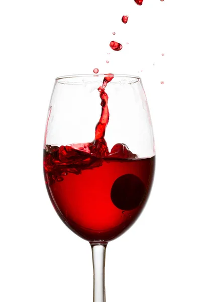 ガラスの中の赤ワインの爆発的なスプラッシュと白い背景に落下 — ストック写真