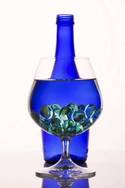 Bebida Copo Com Bolas Vidro Decorativas Pintadas Azul Esta Distorção — Fotografia de Stock